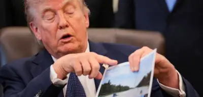 Trump erneuert Becken am Lincoln Memorial mit Schwimmbadbelag