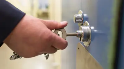 Uckermark: Mann nach Notruf-Terror in Gewahrsam - Verschmutzte Zelle muss er bezahlen