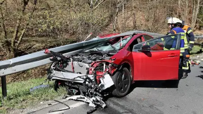 Unglaublicher Unfall in Bayern: 72-Jähriger überlebt schweren Leitplanken-Crash