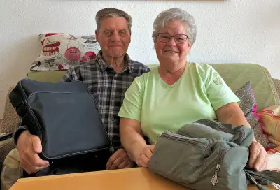 Vergessene Taschen am Bus: Fremder hilft Senioren in Köthen