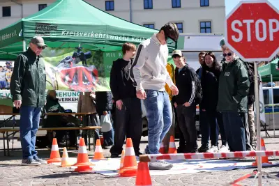 Verkehrssicherheitstag in Köthen: Rauschbrille bringt Teilnehmer ins Taumeln