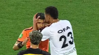 Verwirrung beim Fußball: Unerwarteter Stirnkuss für den Schiedsrichter