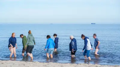 Wassertreten in der Ostsee: Jeden Mittwoch in Warnemünde