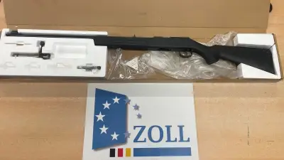 Zoll findet scharfes Gewehr unter Handtüchern auf A3