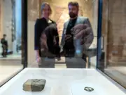 1000 Jahre altes Bronzekreuz und Gussform im Neuen Museum vereint