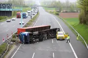 A7 bei Göttingen nach Lkw-Umsturz gesperrt - Kilometerlanger Stau Richtung Norden