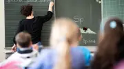 AfD-kritischer Pullover im Unterricht: Lehrerin löst Debatte über Neutralitätspflicht aus