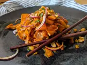 Asiatischer Karottensalat: Süß-sauer-salziger Frische-Kick mit Erdnüssen und Chili