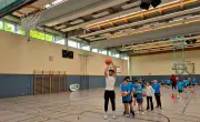 Basketball-Profis trainieren mit Schülern in Merseburg