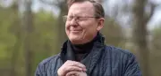 Bodo Ramelow tauscht Smartphone gegen Axt: Digital Detox auf Thüringisch