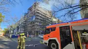Brand in Charlottenburg: Gründerzeithaus mit Baugerüst in Flammen - Wohnungen zerstört