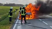 Brennendes Auto auf L 23: Fahrerin rettet sich unverletzt aus Nissan