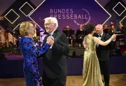 Bundespresseball in Berlin: Steinmeier feiert mit Tausenden für Pressefreiheit