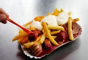 Currywurst: Kultiger Klassiker zwischen Berliner Tradition und Ruhrpott-Variationen