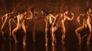 Deutsche Tanzkompanie vollendet Elemente-Zyklus mit gefeierter Uraufführung „Erde“ in Neustrelitz