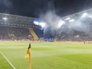 Eklat in 2. Bundesliga: Dynamo-Hooligans stürmen Platz und feuern Pyro auf Hertha-Fans