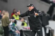 Emotionale Szenen nach BVB-Sieg in Stuttgart: Stuhl fliegt, Trainer streiten