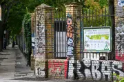 Erneute Zerstörung am Zaun des Görlitzer Parks in Berlin
