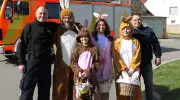 Feuerwehr Spielberg: Osterhase kommt mit Blaulicht und Familie zu Kinderfest