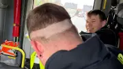 Feuerwehrmann bricht Friseurbesuch ab: Halbfertige Frisur sorgt für Lacher bei Kameraden