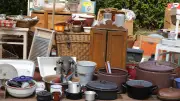 Flohmarkt in Carmzow: DDR-Sportplatz wird zur Schnäppchenmeile