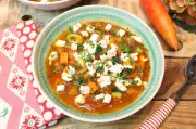 Griechische Gemüsesuppe mit Feta: Das Rezept mit weißen Würfeln
