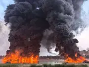 Großbrand in Myanmar: Öltanker-Explosion verwandelt Hafen in Feuerhölle