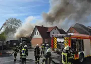 Großbrand in Vechelde: Werkstattgebäude in Flammen – Anwohner vor Rauch gewarnt