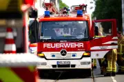 Großeinsatz in Bremen: Dachstuhlbrand nach Heckenfeuer fordert Verletzten