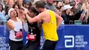 Herzzerreißender Moment beim Boston-Marathon: Läufer bricht kurz vor dem Ziel zusammen