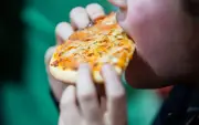 Hochverarbeitete Lebensmittel: Warum Limo und Pizza für Kinder besonders riskant sind