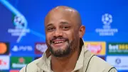 Kompany gesperrt: Bayern-Trainer sorgt mit Witz vor PSG-Spiel für Lacher