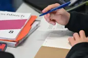 Lehrerverband warnt: KI macht Hausaufgaben obsolet - Handschrift soll Lösung sein