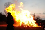 Magdeburg genehmigt 24 öffentliche Osterfeuer - Stadt kündigt strenge Kontrollen an