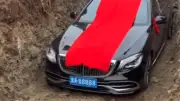 Mann in China mit Luxus-Mercedes beerdigt: Behörden ermitteln nach Grabversenkung