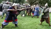 Mittelalter-Spektakel zu Ostern: Neustrelitzer Slawendorf startet mit Showkämpfen und Modenschau