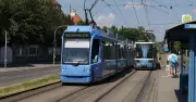 München: Pkw-Fahrerin übersieht Tram - Zwei Fahrgäste bei Vollbremsung verletzt