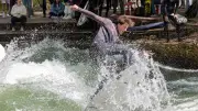 München testet offiziell neue Eisbachwelle: Comeback für legendären Surfspot?