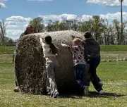 Mönchenhöfe feiert Dorffest mit frischem Brot und Strohballenrollen