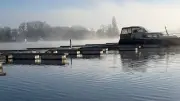 Mystischer Morgen am Röbeler Hafen: Nebel lüftet sich langsam für einen neuen Tag