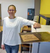 Nancy Gottschall eröffnet Kiosk mit Postfiliale im Dessauer Neubaugebiet Zoberberg