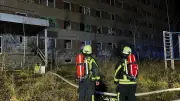 Nächtlicher Brand in Neubrandenburg: Feuerwehr löscht Feuer in drei Räumen eines alten Bürogebäudes