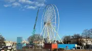 Neues Riesenrad an der Ostsee: 35-Meter-Attraktion wächst auf Warnemünder Mittelmole