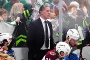NHL-Trainer Jared Bednar durch Puck verletzt - Deutsche Spieler in Playoffs