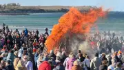 Osterfeuer an der Ostsee zieht tausende Besucher nach Boltenhagen