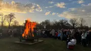 Osterfeuer im Kulturpark Neubrandenburg lockt trotz Wolken viele Besucher an