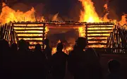 Osterfeuer-Tradition in Berlin und Brandenburg: Spektakuläre Holzskulpturen lodern wieder