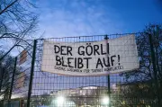 Osterhasen-Protest gegen nächtliche Schließung des Görlitzer Parks in Berlin