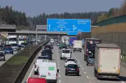 Osterverkehr: Lange Staus auf Autobahnen und volle Flughäfen erwartet