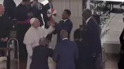 Papst Leo überrascht mit Basketball-Trick bei Ankunft auf dem Petersplatz